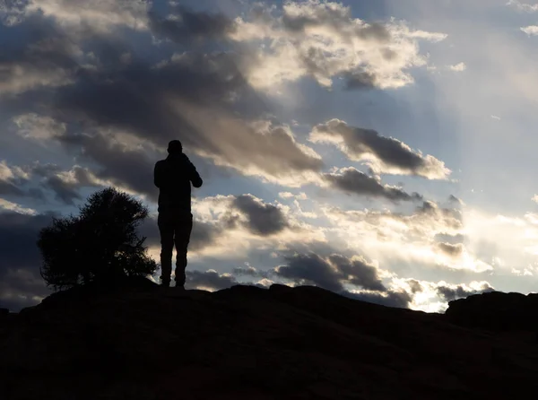 Sylwetka Osoby Stojącej Wzgórzu Podczas Zachodu Słońca Zachmurzonym Niebem — Zdjęcie stockowe