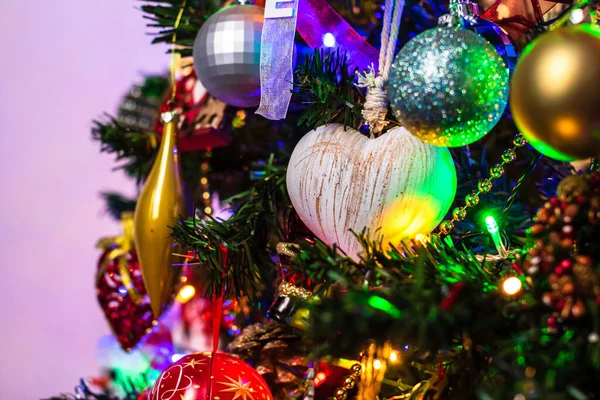 Eine Schöne Dekoration Und Schmuck Hängen Einem Weihnachtsbaum Mit Lichtern — Stockfoto