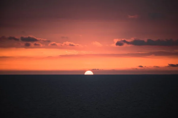 Une Vue Panoramique Sur Mer Magnifique Coucher Soleil Derrière Elle — Photo