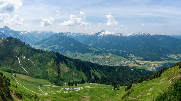 Вид Воздуха Красивый Зеленый Пейзаж Горами — стоковое фото