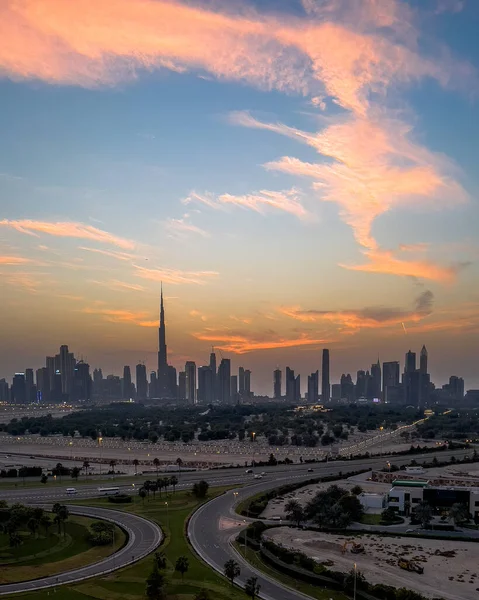 ドバイ アラブ首長国連邦 2021年10月28日 アラブ首長国連邦で曇りの日にドバイのスカイライン — ストック写真