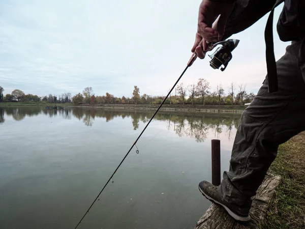 Caucasian Man Catching Fish Fishing Rod Lake — Stockfoto