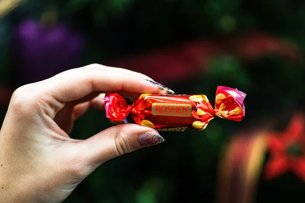 Bucharest Rumania Noviembre 2021 Una Mano Sosteniendo Caramelos Chocolate Frente — Foto de Stock