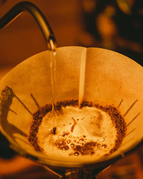 Egy Függőleges Lövés Víz Ömlött Szűrőbe Kávéval — Stock Fotó
