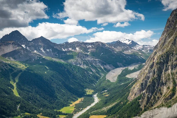 Een Prachtig Berglandschap Met Witte Wolken Achtergrond — Stockfoto