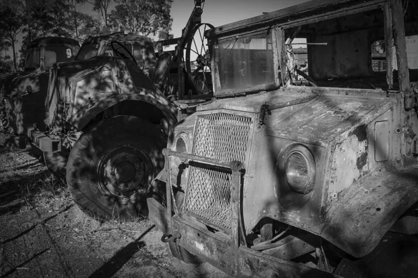Сірий Знімок Іржавих Покинутих Вантажівок — стокове фото