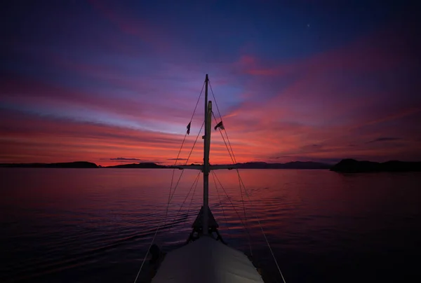 Sebuah Pemandangan Matahari Terbenam Ungu Atas Tembakan Laut Yang Diambil — Stok Foto