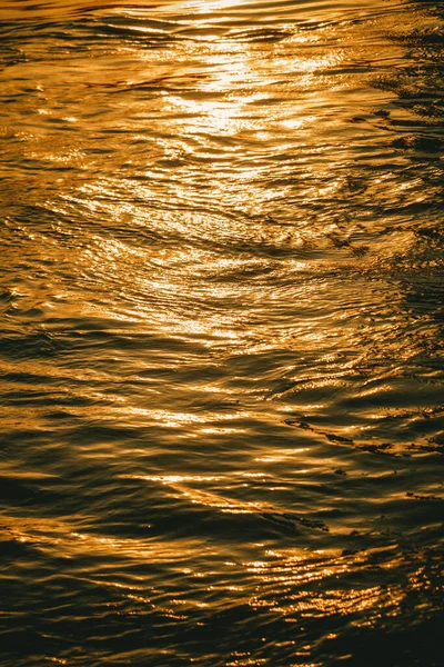 一道垂直的阳光照在海面上 — 图库照片