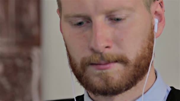 Młody Przystojny Biały Biznesmen Noszenie Słuchawki Mieć Wideo Rozmowy Biuro — Wideo stockowe