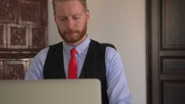 Jovem Bonito Homem Negócios Caucasiano Usando Laptop Escritório — Vídeo de Stock