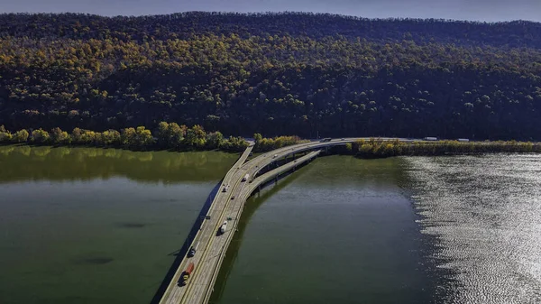 Αεροφωτογραφία Μιας Μεγάλης Γέφυρας Πάνω Από Ποτάμι Μια Ηλιόλουστη Μέρα — Φωτογραφία Αρχείου