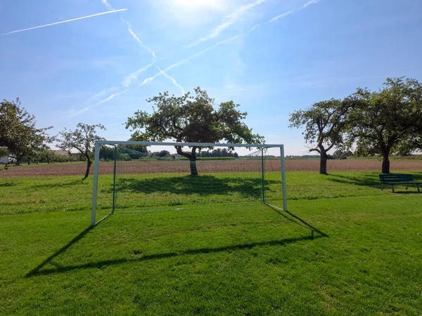 Uma Visão Natural Posto Gol Futebol Campo Sob Dia Ensolarado — Fotografia de Stock