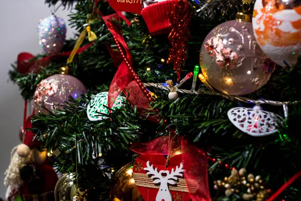 ライトアップされたクリスマスツリーに飾られた美しい装飾品 — ストック写真