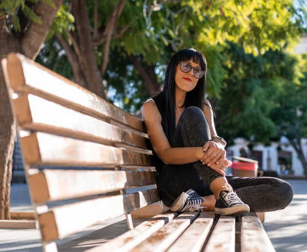 Uma Mulher Caucasiana Com Óculos Uma Roupa Preta Posando Parque — Fotografia de Stock