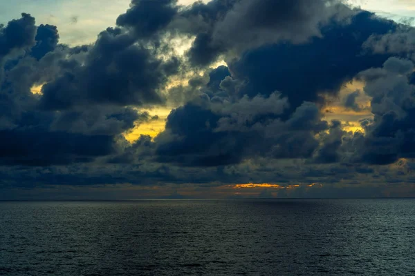 Uma Vista Hipnotizante Paisagem Nublada Sobre Calma Água Mar Pôr — Fotografia de Stock
