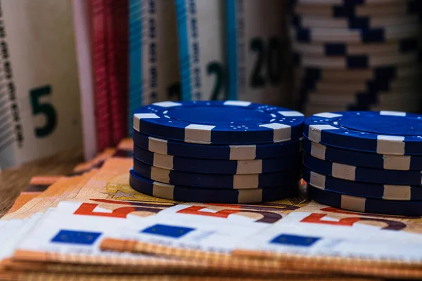 Modré Pokerové Žetony Eurobankovky Kasino Koncept Riziko Šance Hodně Štěstí — Stock fotografie