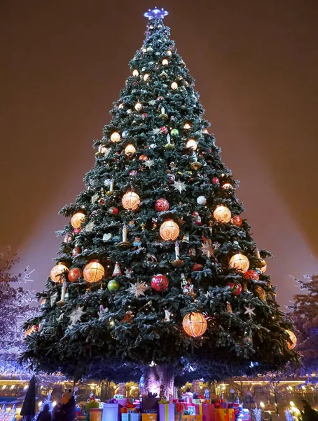 Una Toma Ángulo Bajo Gran Árbol Navidad Decorado Con Juguetes — Foto de Stock