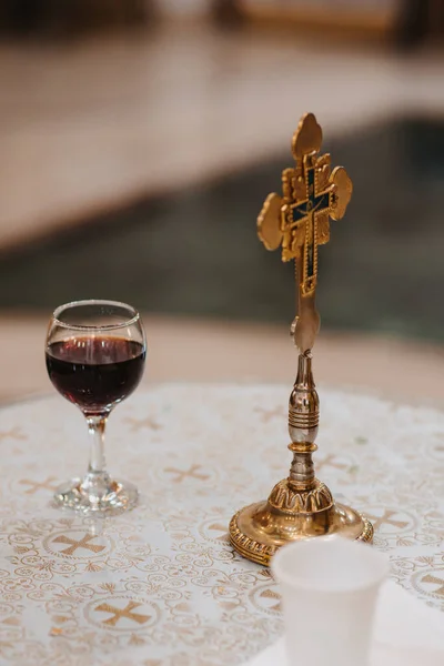Egy Pohár Bor Közelsége Kereszt Asztalon Egy Templomban — Stock Fotó