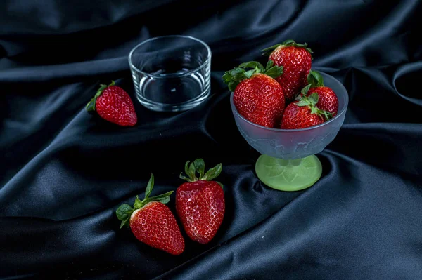 Eine Tasse Reife Erdbeeren Auf Schwarzem Satinstoff Hintergrund — Stockfoto