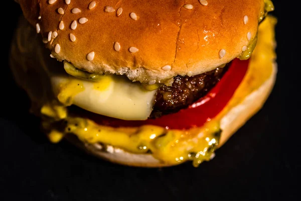 Saboroso Cheeseburger Carne Com Queijo Derretido Isolado Fundo Escuro — Fotografia de Stock