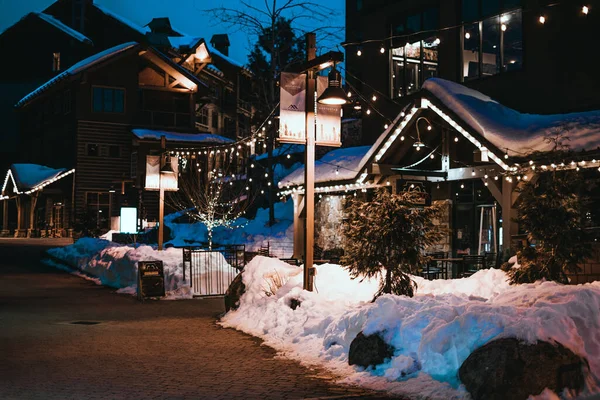 Hermosa Calle Nevada Decorada Con Luces Para Las Vacaciones Navidad — Foto de Stock