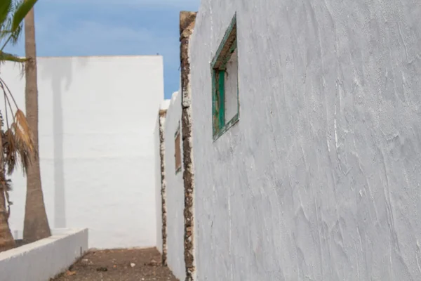 晴れた日に白い壁を持つ建物の外観 — ストック写真