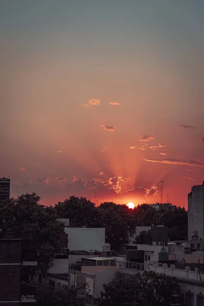 ブエノスアイレス アルゼンチン 2021年10月1日 日没時にアルゼンチンのブエノスアイレスでヴィラ デヴォトの垂直ショット — ストック写真