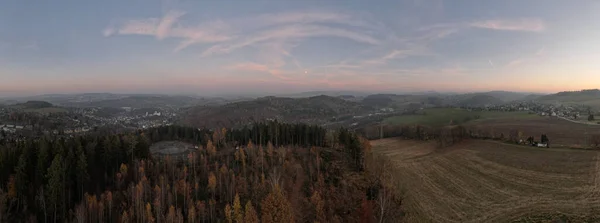 Panoramatický Záběr Vrcholu Krajiny Poli Plném Stromů — Stock fotografie