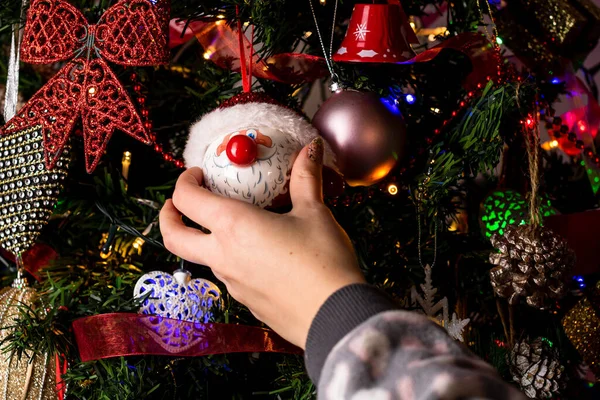 Close Uma Mão Feminina Pendurado Brinquedo Decorativo Papai Noel Árvore — Fotografia de Stock