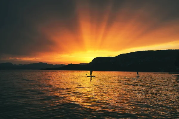 Orang Orang Berselancar Laut Saat Matahari Terbenam — Stok Foto