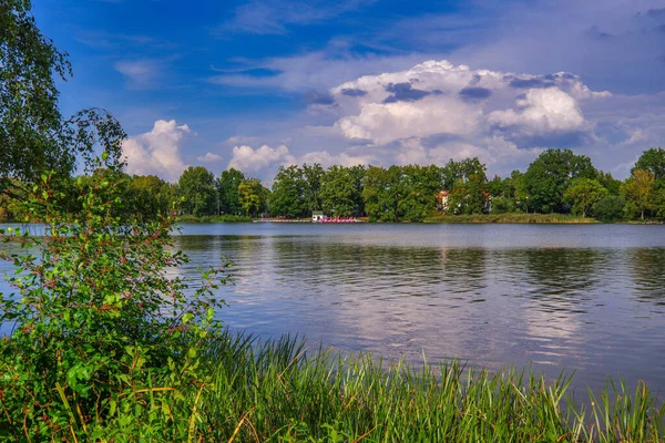 Eine Schöne Aufnahme Von Einem See Umgeben Von Viel Grün — Stockfoto