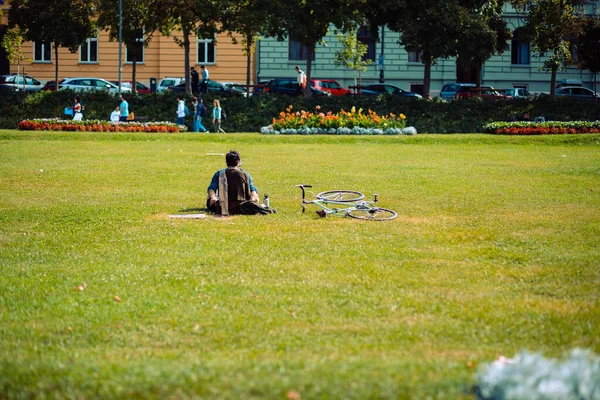 Zagreb Parklarında Yeşil Çimlerin Üzerinde Oturan Bisikletinin Yanında Dinlenen Bir — Stok fotoğraf