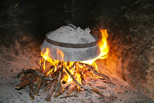Primer Plano Una Tapa Metal Fuego Para Una Preparación Alimentos — Foto de Stock