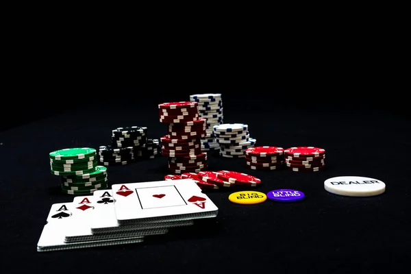 Siyah Arka Planda Poker Fişleri Poker Kartları Yığını — Stok fotoğraf