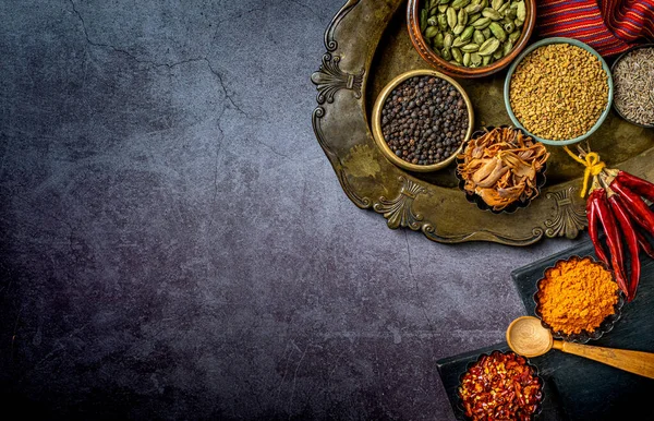 Una Vista Superiore Condimenti Indiani Spezie Tavolo — Foto Stock