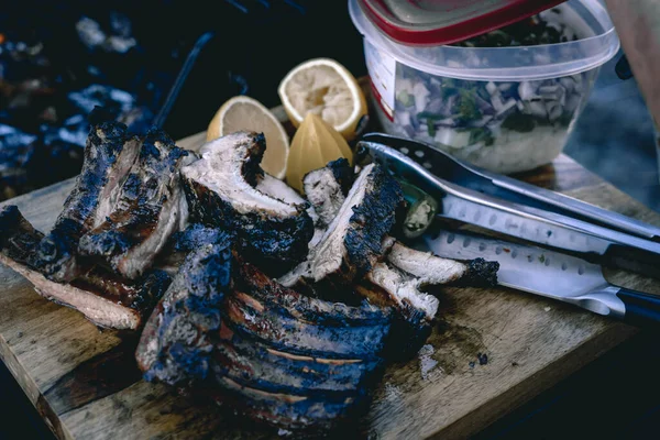 Primer Plano Costillas Parrilla Rodajas Bandeja Madera Con Limones Ensalada — Foto de Stock