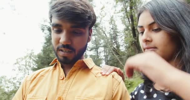 Couple Indien Dans Parc Utilisant Téléphone — Video