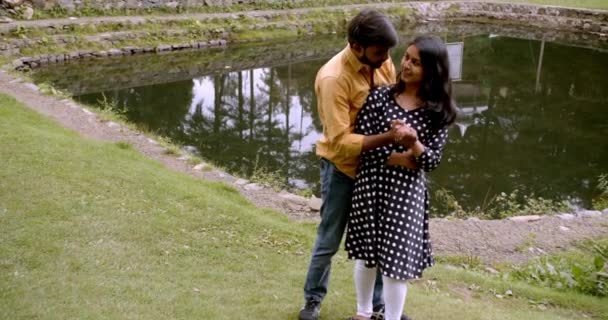 公園にいるインド人のカップルが抱き合って — ストック動画