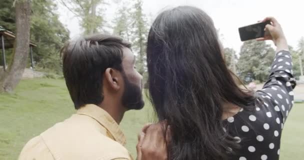 Couple Indien Dans Parc Prendre Selfie — Video