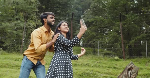 Indisches Paar Macht Selfie Park — Stockvideo