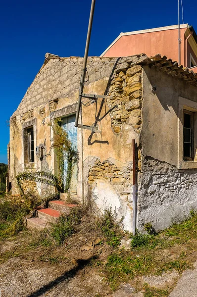Vertikální Záběr Starého Opuštěného Špinavého Ošlehaného Domu Obklopoval Modrou Oblohu — Stock fotografie