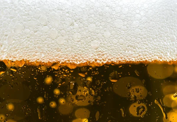 Gros Plan Verre Transparent Rempli Bière Froide Mousse Sur Dessus — Photo