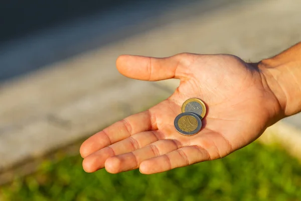 Zdjęcie Bliska Męskiej Ręki Trzymającej Monety Euro Zewnątrz Pod Słońcem — Zdjęcie stockowe