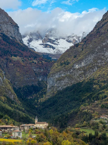 Μια Κάθετη Γραφική Θέα Των Βραχωδών Βουνών Brenta Μια Συννεφιασμένη — Φωτογραφία Αρχείου
