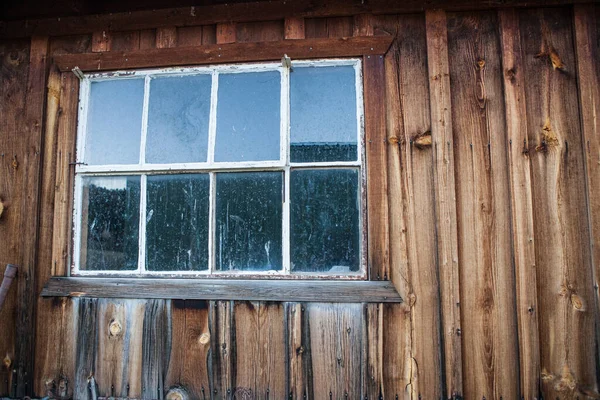 亚利桑那州东北部一座旧谷仓窗户的特写镜头 — 图库照片