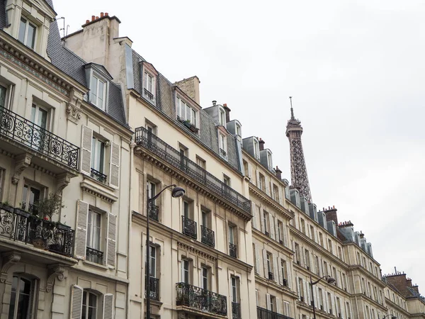 Paris Fransa Daki Binaların Arkasındaki Ünlü Eyfel Kulesinin Bir Fotoğrafı — Stok fotoğraf