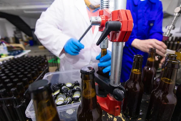 Trabajador Que Cierra Una Botella Cerveza Con Una Tapadera Mientras — Foto de Stock