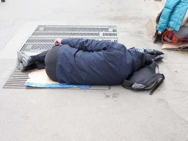 Снимок Мужчины Спящего Земле Сумкой Улице — стоковое фото
