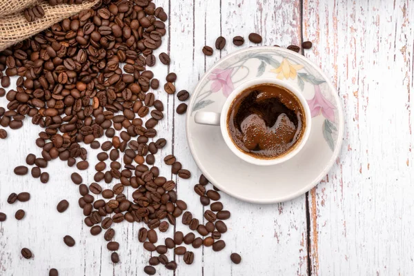 Felső Kilátás Kávéscsésze Frissen Főzött Hagyományos Fekete Kávé Bab Asztalon — Stock Fotó