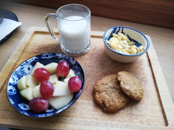 Ένα Νόστιμο Υγιεινό Πρωινό Φρέσκα Φρούτα Γάλα Και Μπισκότα Μια — Φωτογραφία Αρχείου
